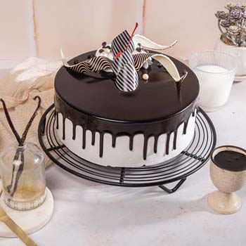 Send Lady Fountain Cake Online - IndiaGiftsKart