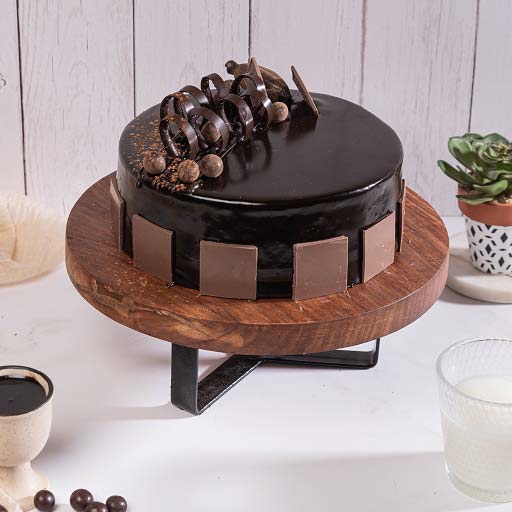 A chocolate birthday cake according the recipe of Queen Elizabeth's former  royal chef Darren McGrady : r/Baking